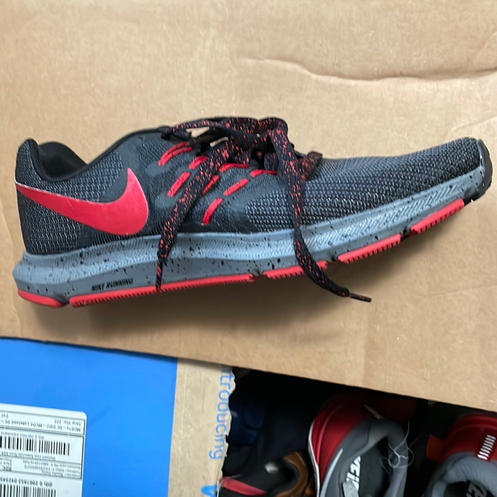 Mens Nike Shoes! Run Swift!